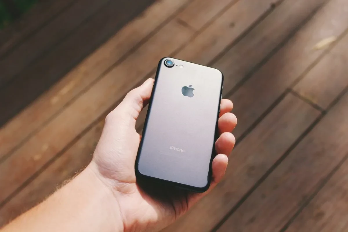 Apple vähentää Liquid Glass -efektiä iOS 26 Beta 3:ssa: Mitä muuttui?