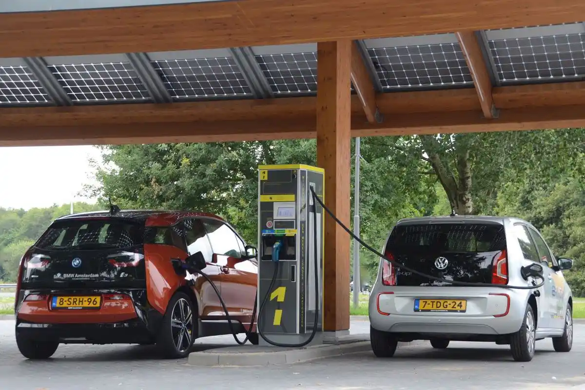 Mikä auto valita vuonna 2025: diesel, bensiini vai sähköauto?
