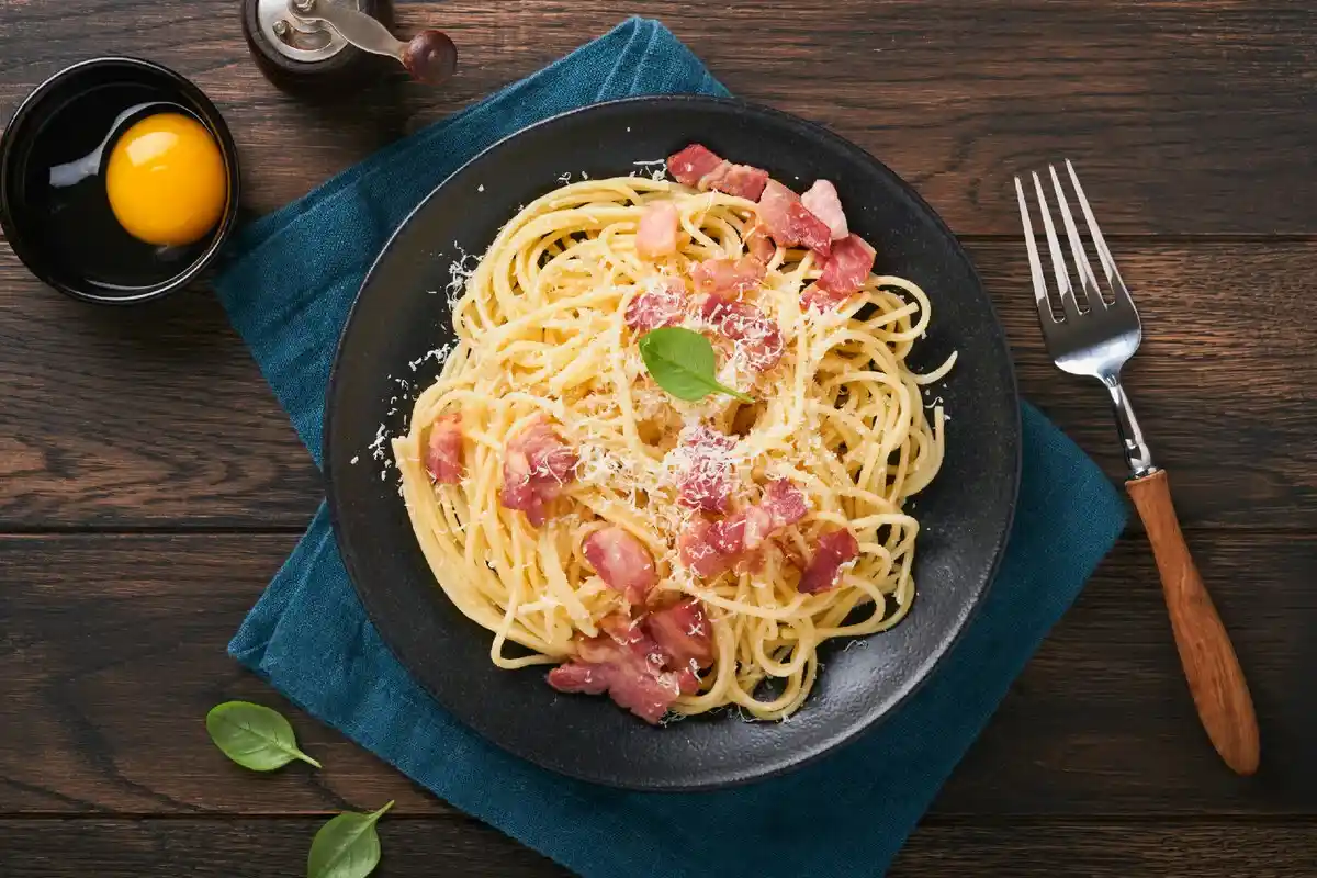 Yksinkertainen pasta carbonara kotona: Huippukokin resepti