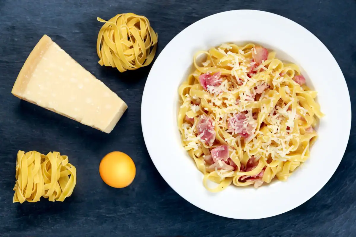 Yksinkertainen pasta carbonara kotona: Huippukokin resepti