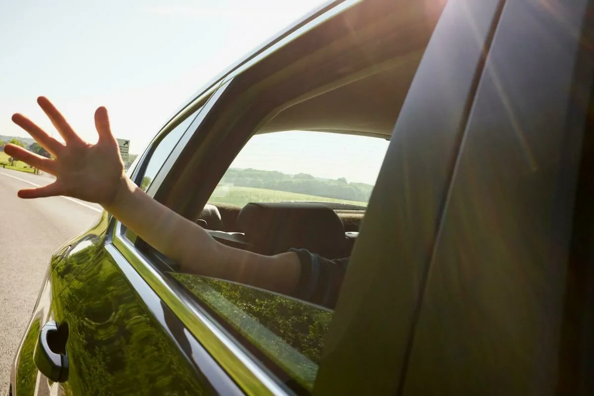 Avoimet ikkunat autossa – Miksi se ei ole hyvä idea kesällä