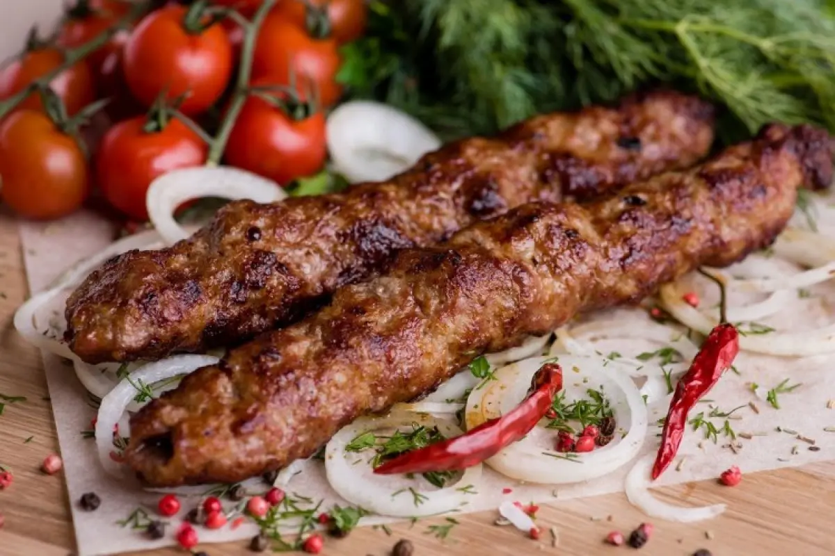 Täydellisen Kebabin Resepti: Suussa Sulavaa Herkkua Vain Tunnin Marinadissa