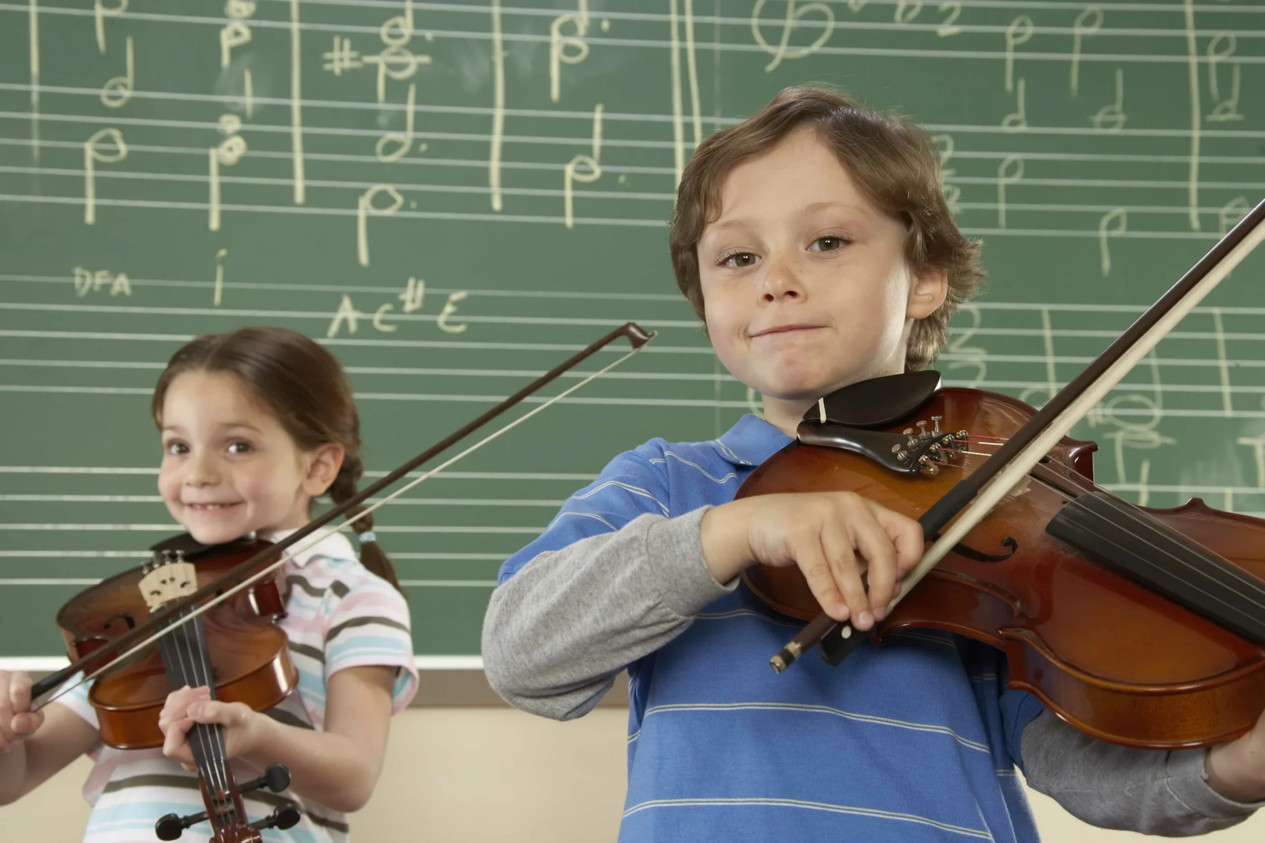 Kuinka musiikkiharrastus auttaa lapsia kasvamaan itsevarmemmiksi ja onnellisemmiksi