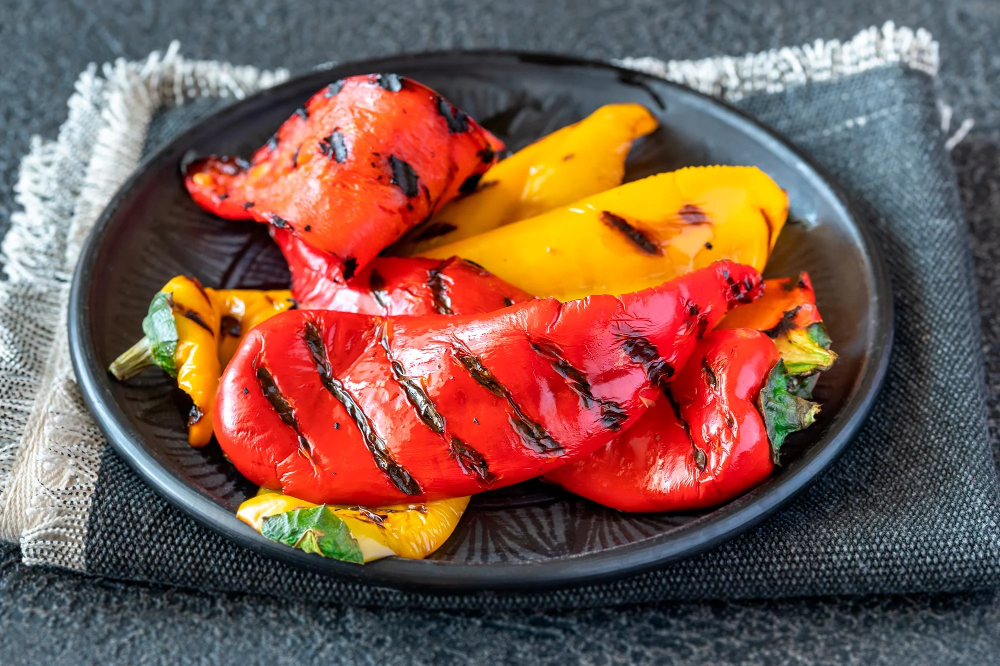 Paistettu paprika valkosipulilla ja tomaateilla