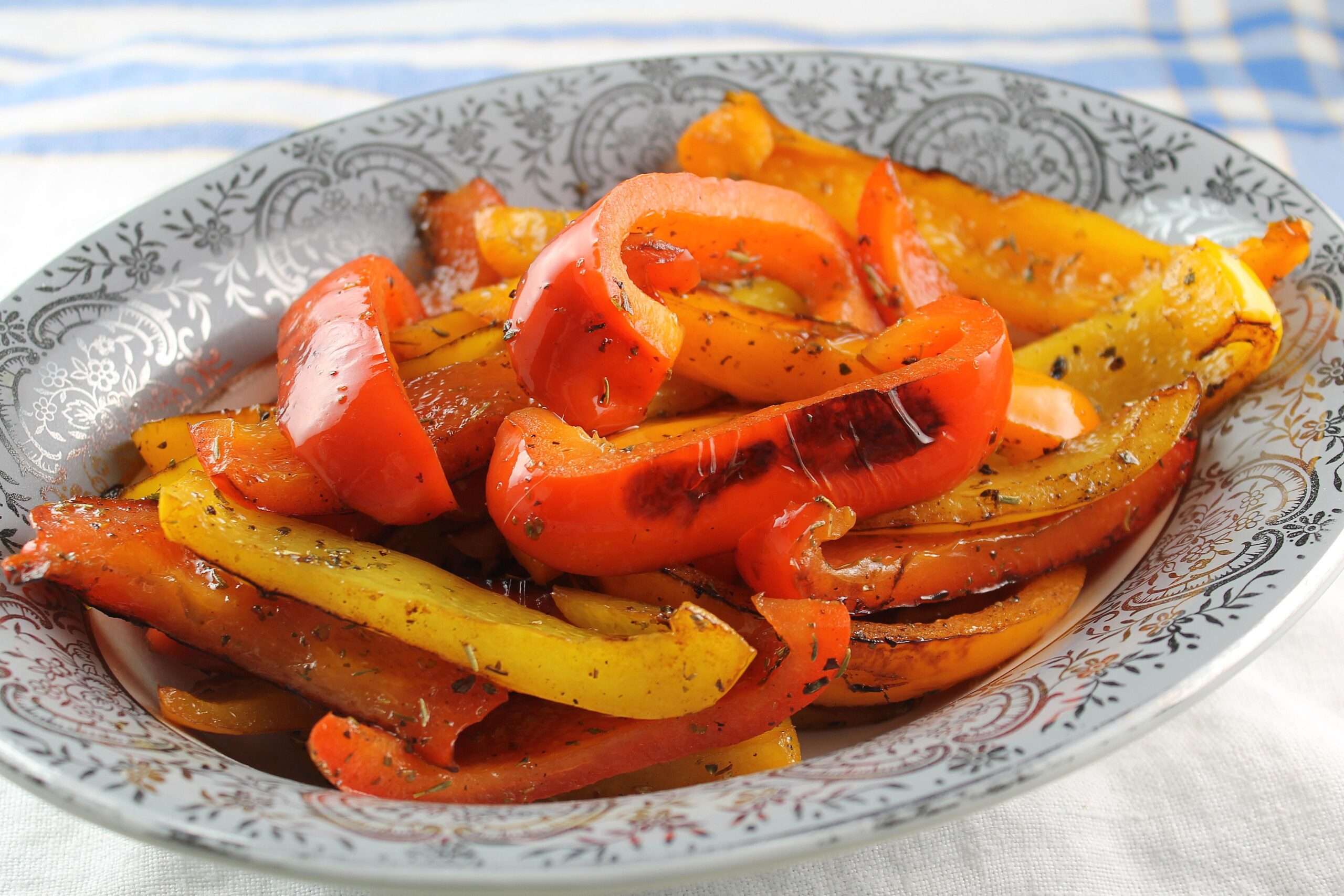 Paistettu paprika valkosipulilla ja tomaateilla