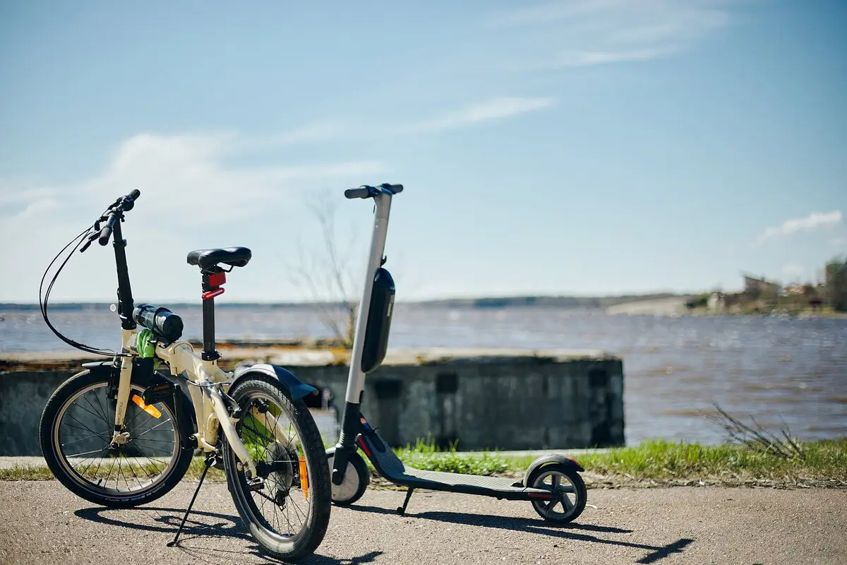 Polkupyörä vai sähköpotkulauta – kumpi sopii sinulle paremmin?