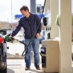 Kuinka poistaa dieselpolttoaineen tahrat ja haju vaatteista – toimivia menetelmiä