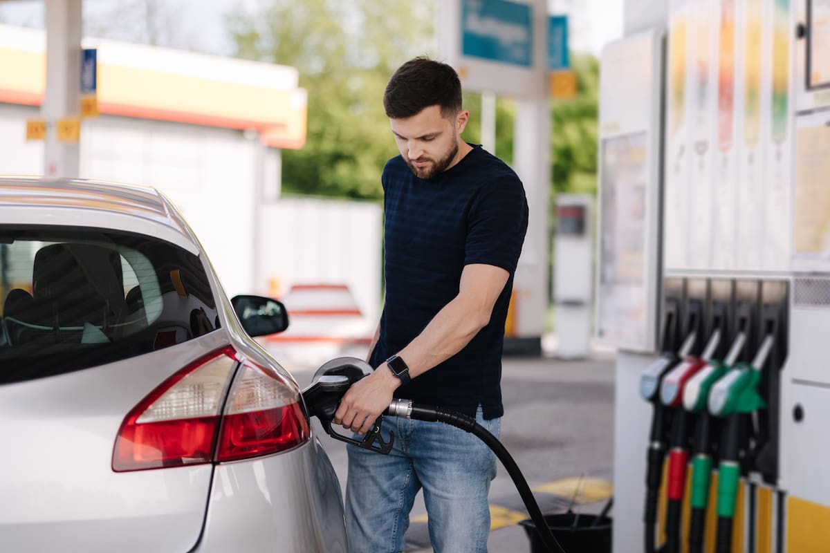 Kuinka poistaa dieselpolttoaineen tahrat ja haju vaatteista – toimivia menetelmiä