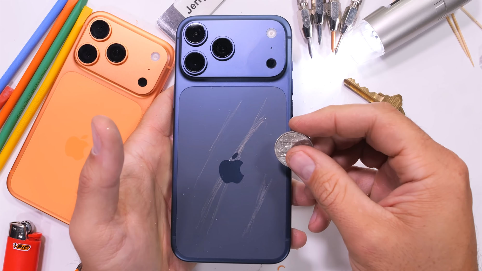 Apple selittää naarmuja iPhone 17 Pro:ssa