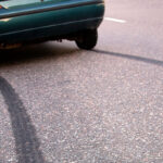 Kuinka jarruttaa oikein kaarteessa: Jopa kokeneet kuskit eivät aina tiedä tätä