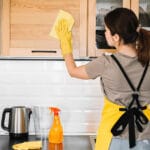 Tehokas seos vodkasta ja saippuasta: Poistaa tahmean lian liedeltä ja keittiökaapeista