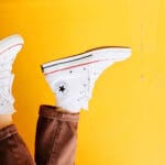 Näin saat kengänpohjat kuin uusiksi: Apteekin ihmelääke poistaa keltaisuuden