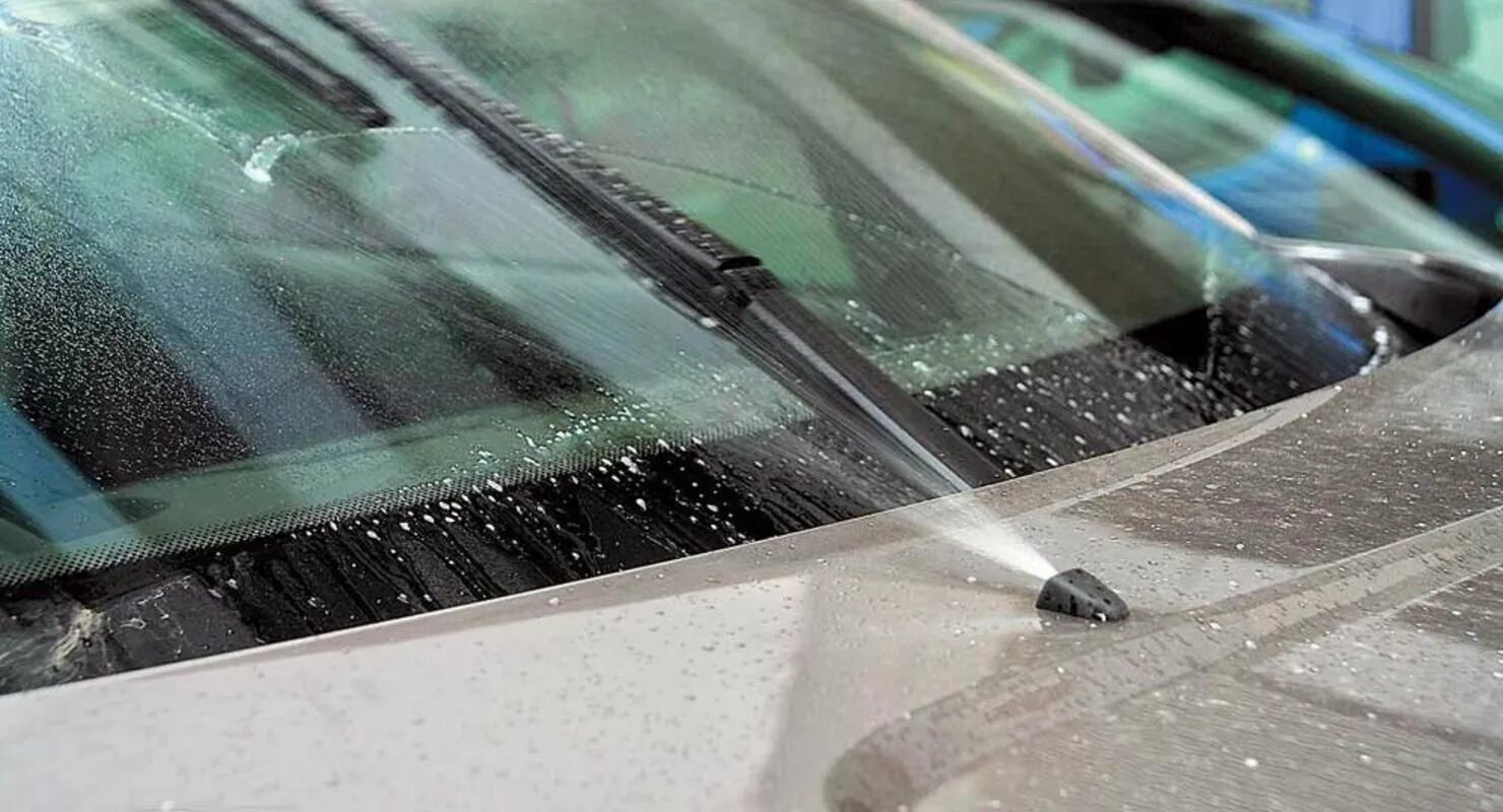 Miksi ei kannata täyttää lasinpesusäiliötä vedellä – edes kesällä