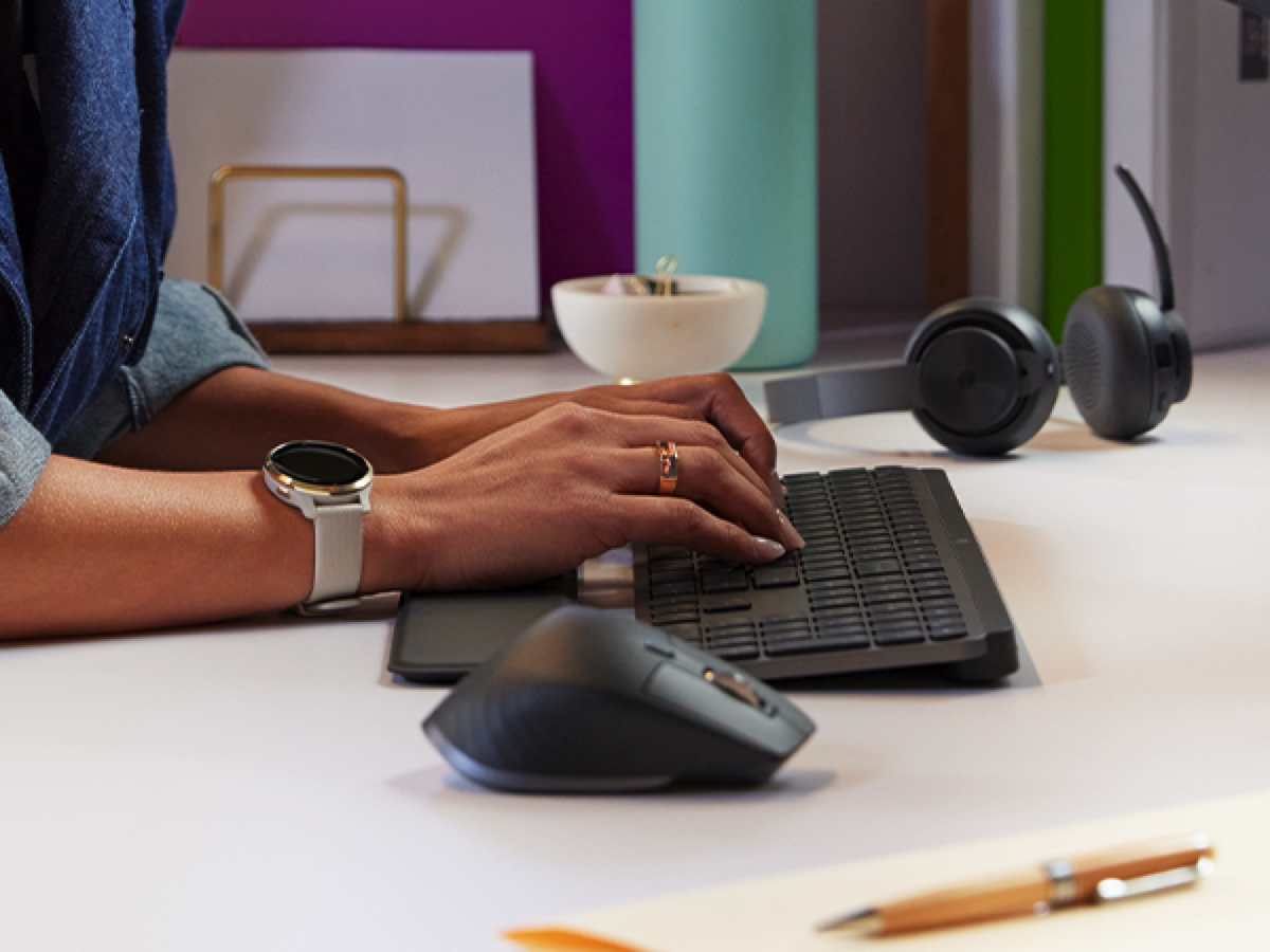 Logitech esittelee langattoman näppäimistön, joka saa virtaa tavallisesta lamppuvalosta ja kestää jopa 10 vuotta