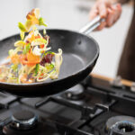 Kuinka valmistaa ruokaa yhdelle ilman hävikkiä: Nerokkaita vinkkejä arkeen