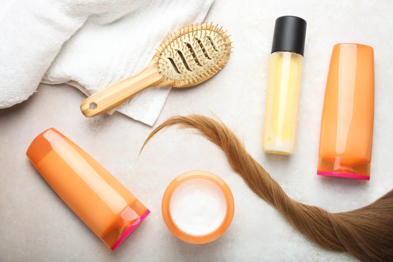 Kuinka pestä hiuksia harvemmin: Sulfaatittomat shampoot ja muut stylistin vinkit