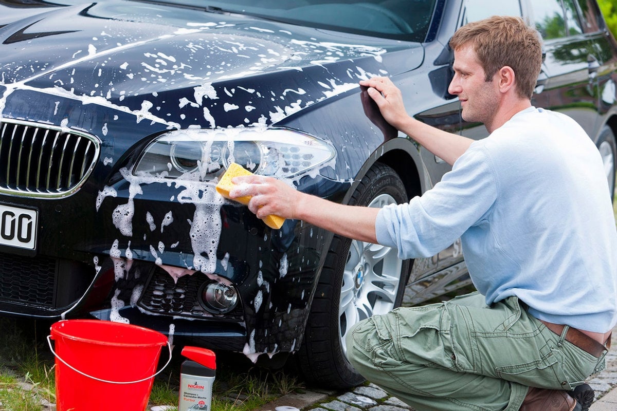 Viisi suurinta virhettä auton itsepesussa, jotka takaavat ongelmia maalipintaan