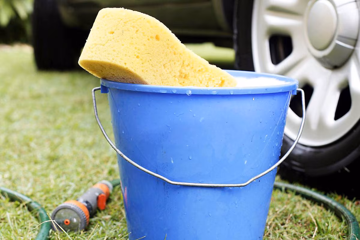 Viisi suurinta virhettä auton itsepesussa, jotka takaavat ongelmia maalipintaan