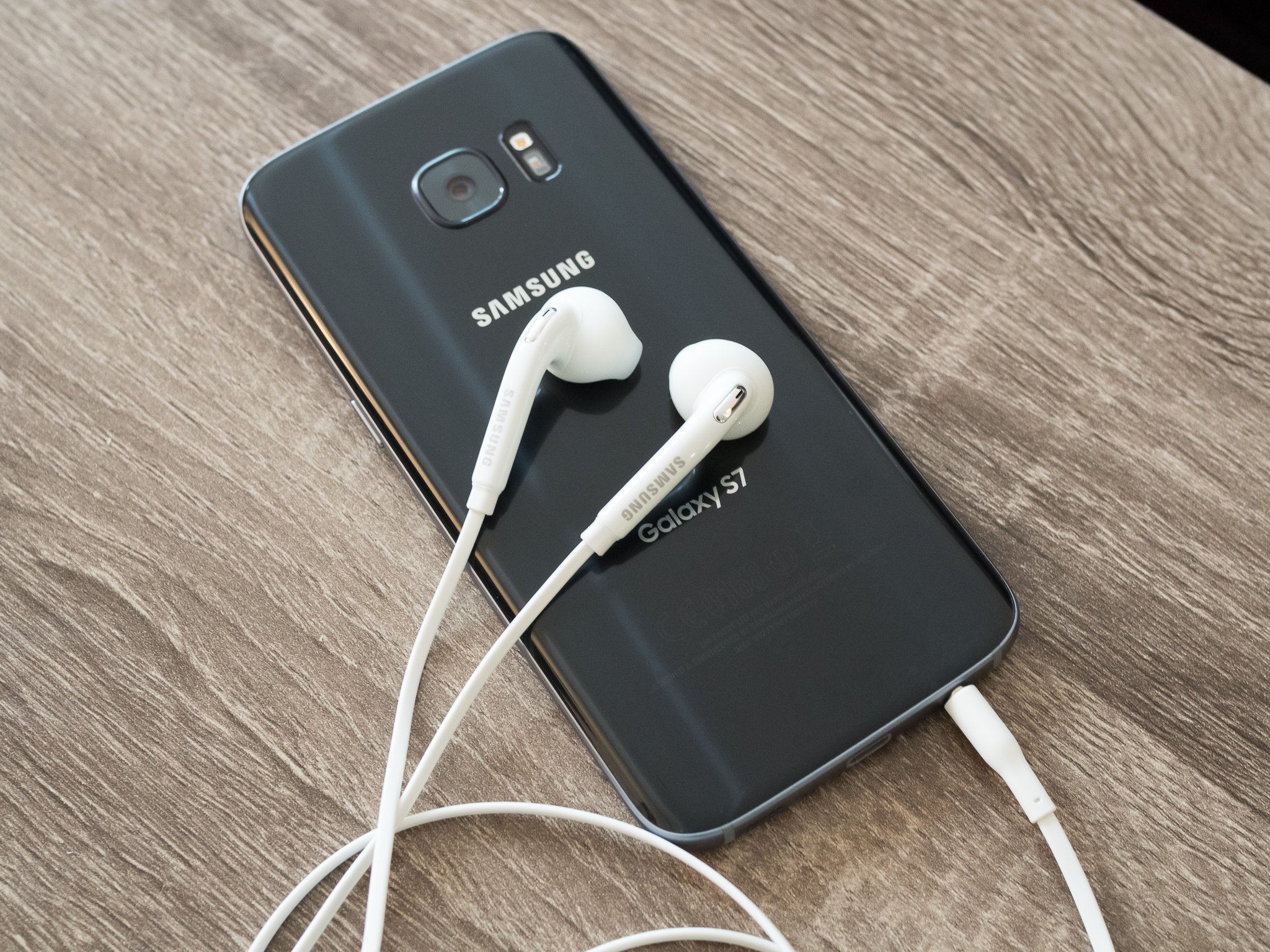 Samsung esittelee kuulokkeet, jotka "lukevat ajatuksia": Ear-EEG-prototyyppi mittaa aivotoimintaa AI:lla