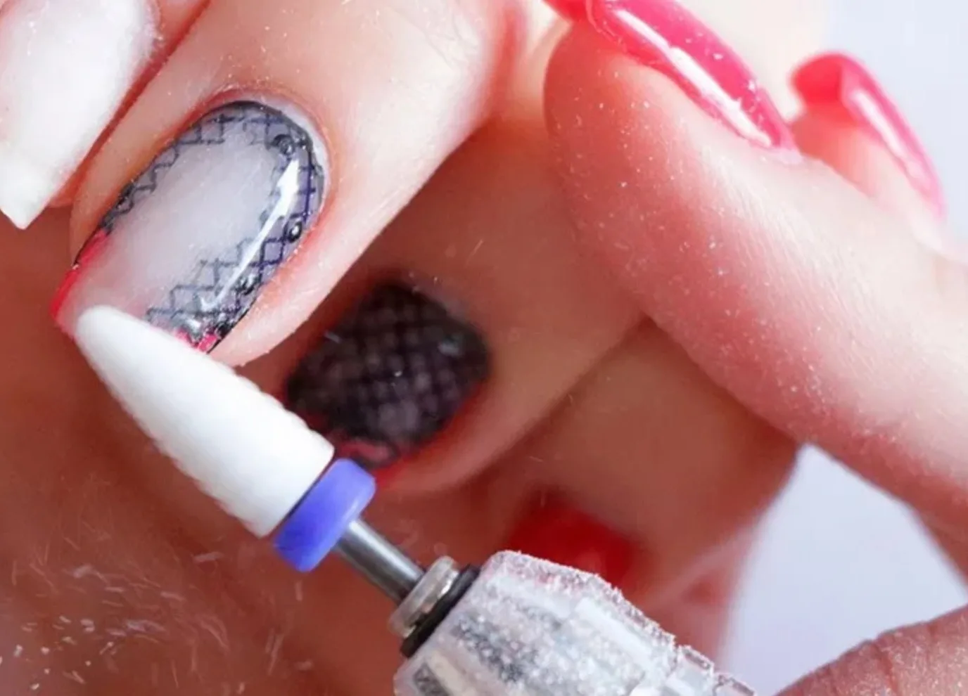 Unelmien manikyyri vai vaarallinen ansa? Totuus geelilakasta ja sen myrkyllisistä ainesosista