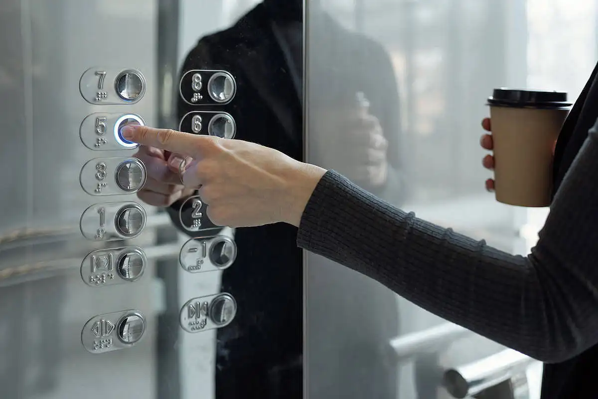 Hissietiketti: Kohteliaisuuden säännöt pystytilassa