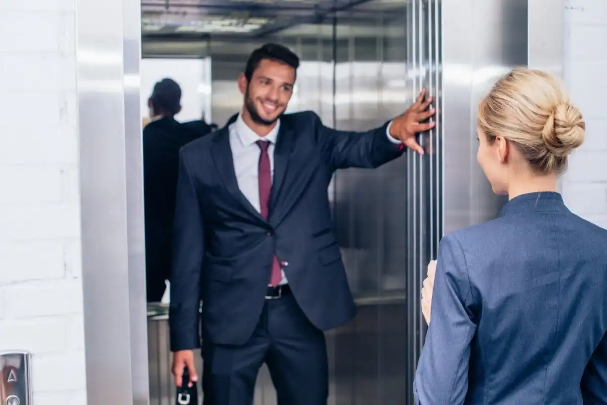 Hissietiketti: Kohteliaisuuden säännöt pystytilassa