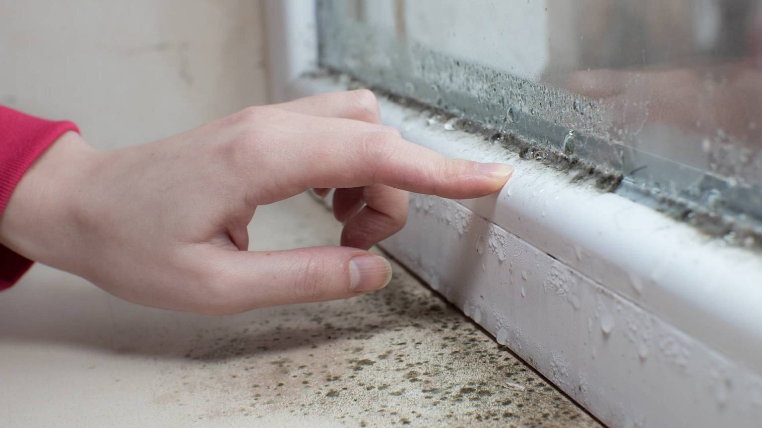 Mikä aiheuttaa ikkunoiden huurtumisen? Näin selätät kondenssin syyt