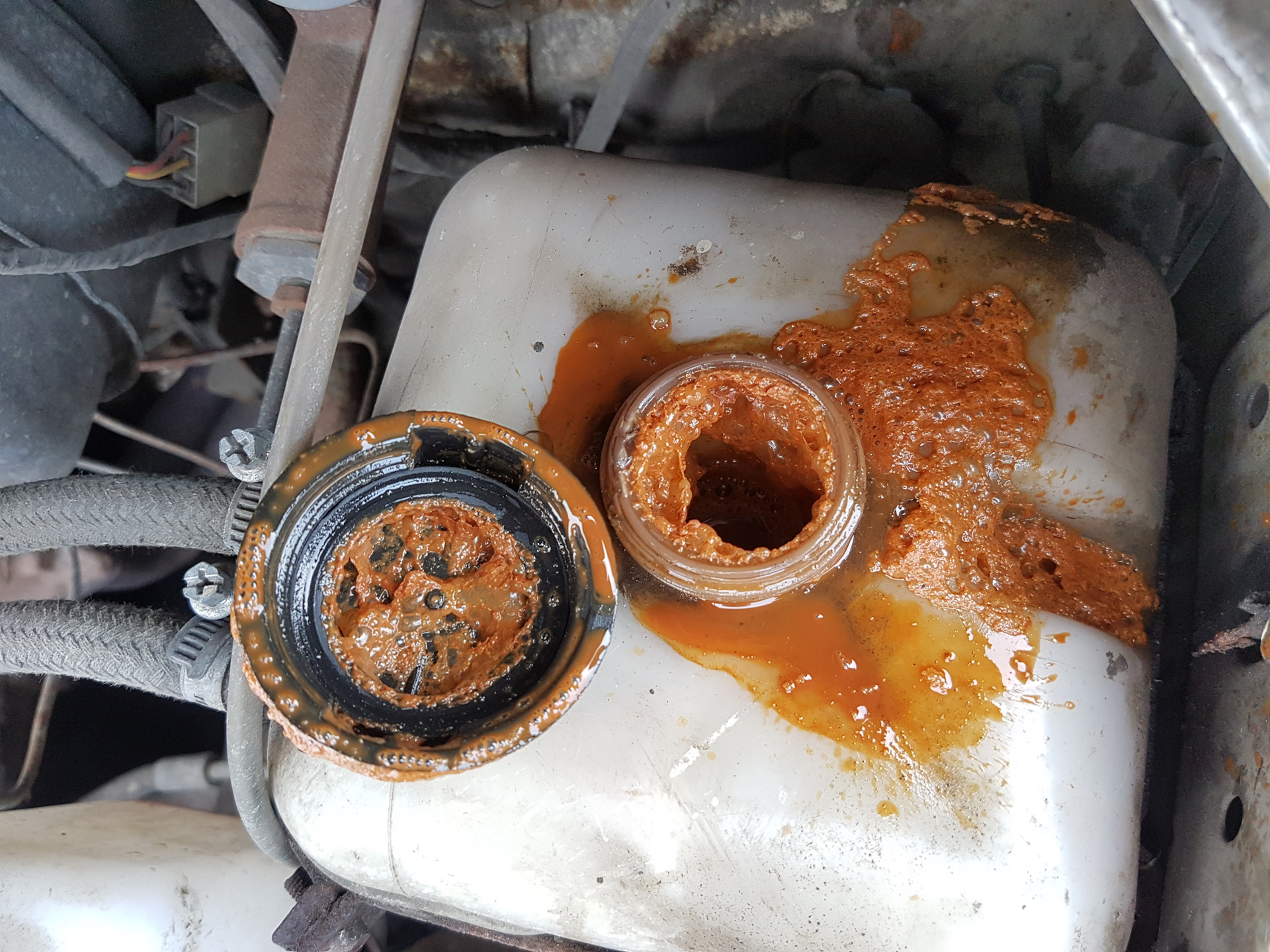 Miksi jäähdytysneste muuttuu tummaksi: Syyt ja moottorille vaaralliset riskit