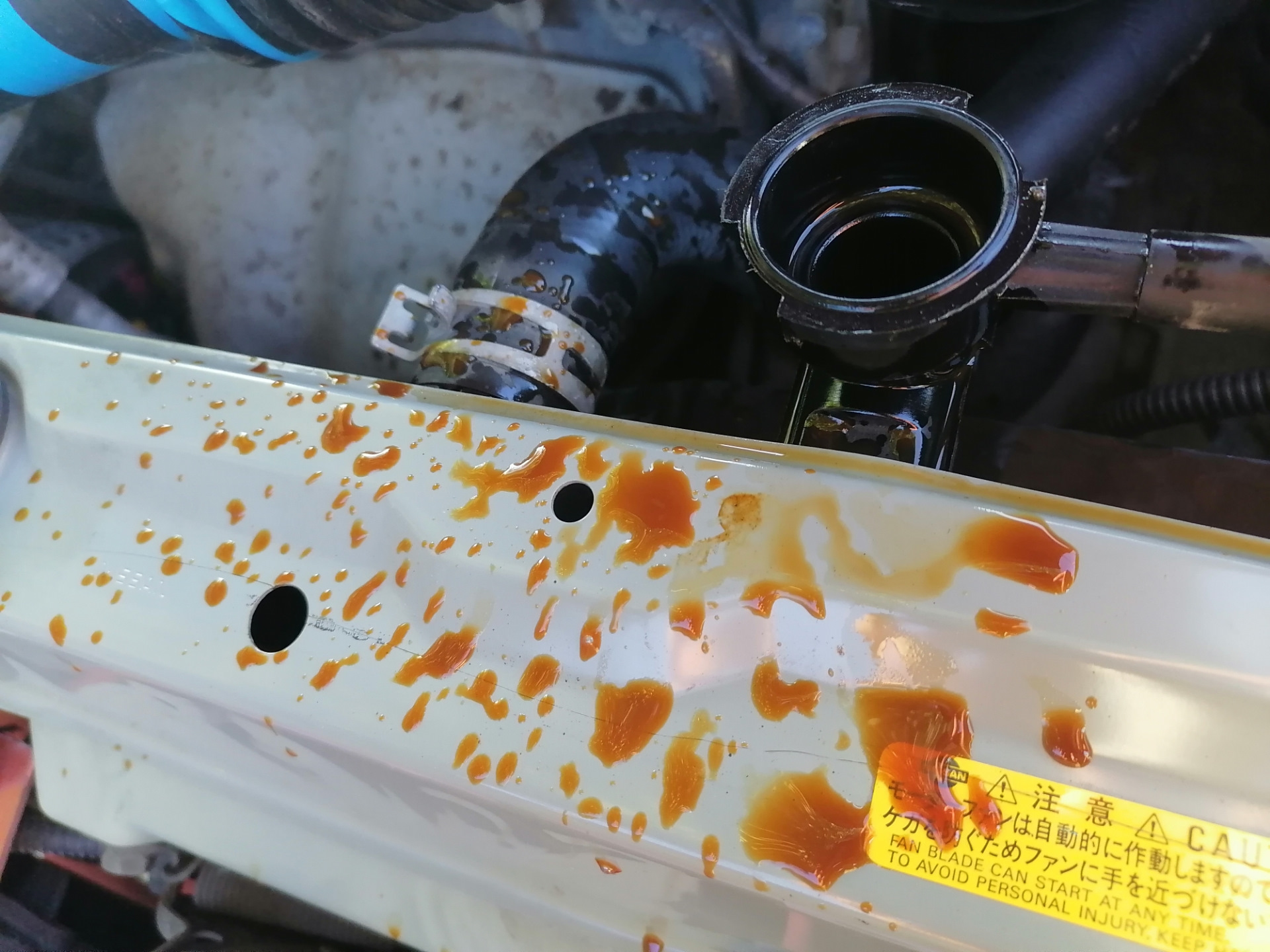 Miksi jäähdytysneste muuttuu tummaksi: Syyt ja moottorille vaaralliset riskit