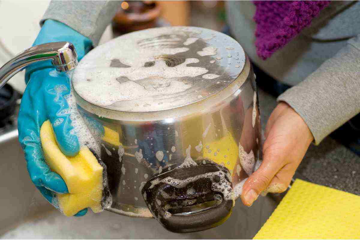 Mitä tehdä, jos kattila palaa pohjaan: Näin puhdistat sen yksinkertaisilla keinoilla