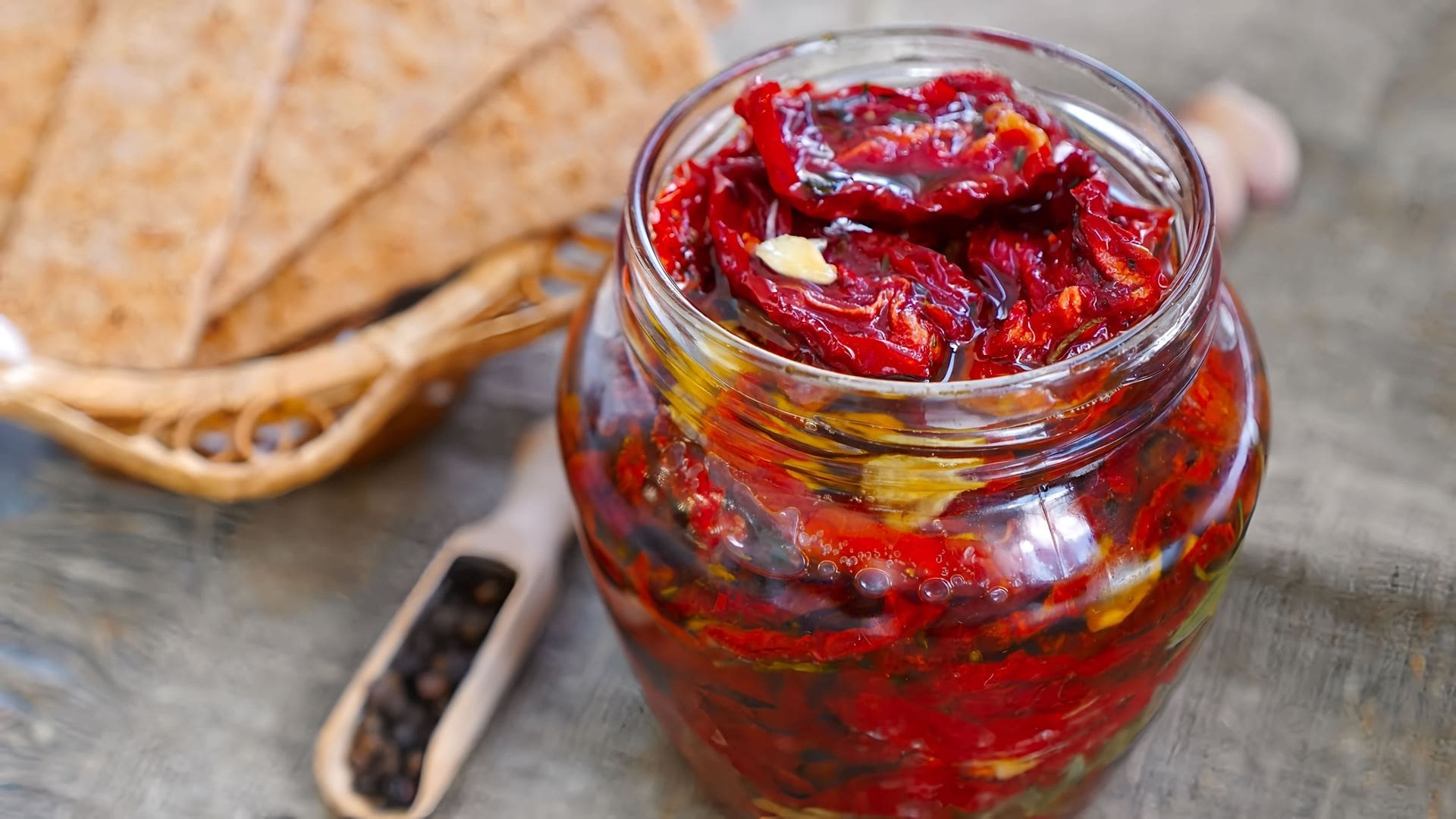 Kuinka valmistan kuivattuja tomaatteja talveksi – teen aina paljon purkkeja!