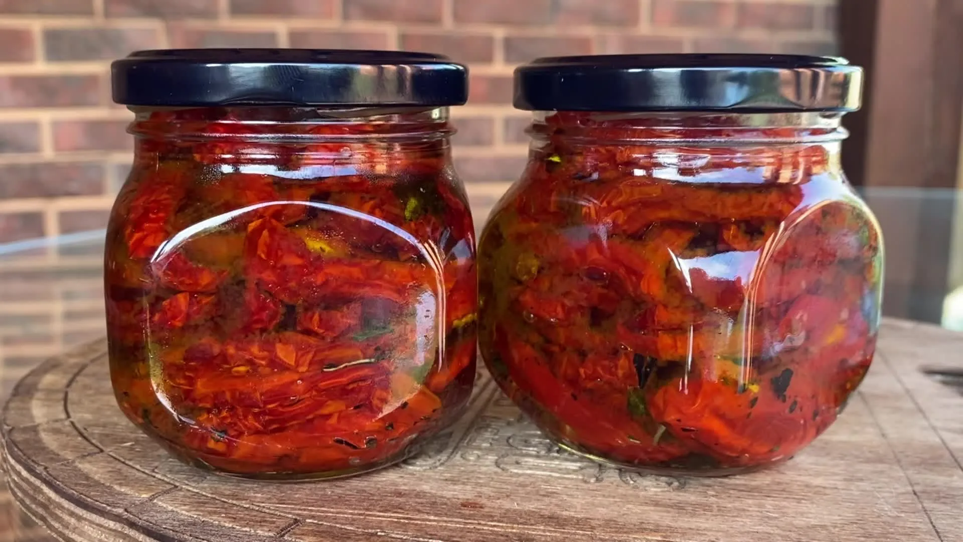 Kuinka valmistan kuivattuja tomaatteja talveksi – teen aina paljon purkkeja!