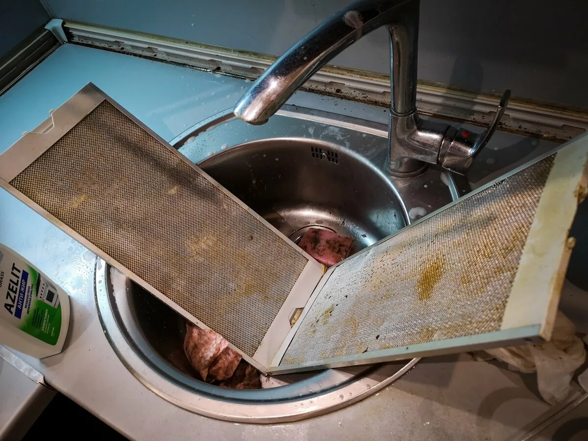 Liesituulettimen puhdistus : Yksinkertainen kikka poistaa rasvan ja hajut