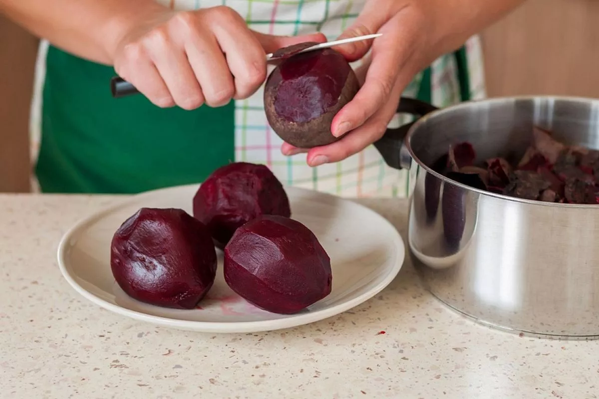 Miten keittää punajuurta oikein, jotta se pysyy kirkkaanpunaisena eikä menetä makuaan eikä hyötyjänsä