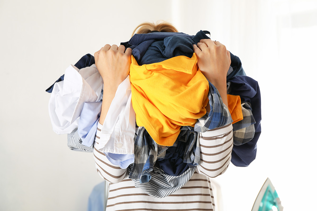 Nestemäisen silitysraudan salaisuus: Kuinka poistaa rypyt ilman silityslautaa