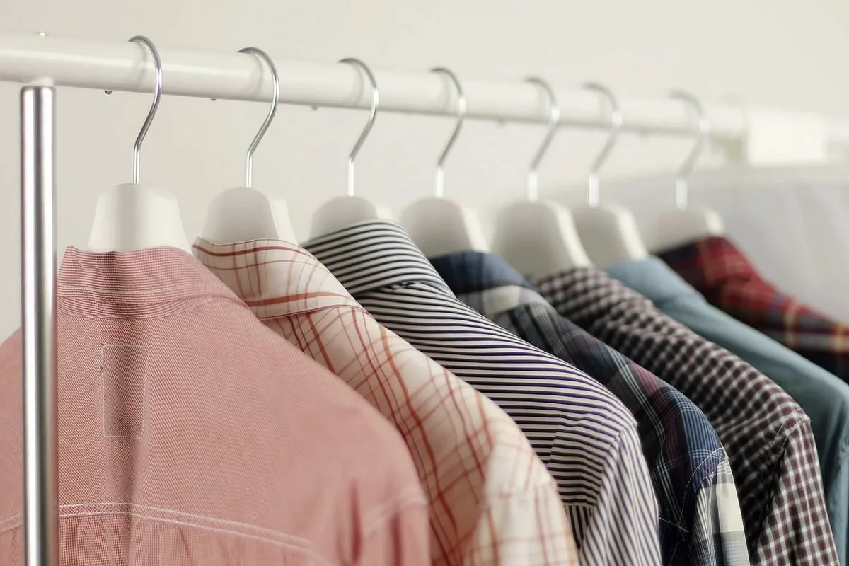 Nestemäisen silitysraudan salaisuus: Kuinka poistaa rypyt ilman silityslautaa