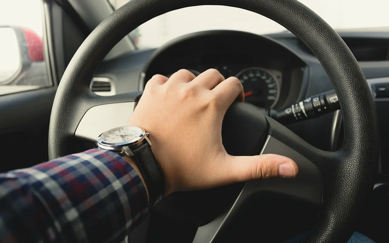 Ohjauspyörän tärinä autossa – näin ratkaiset ongelman nopeasti