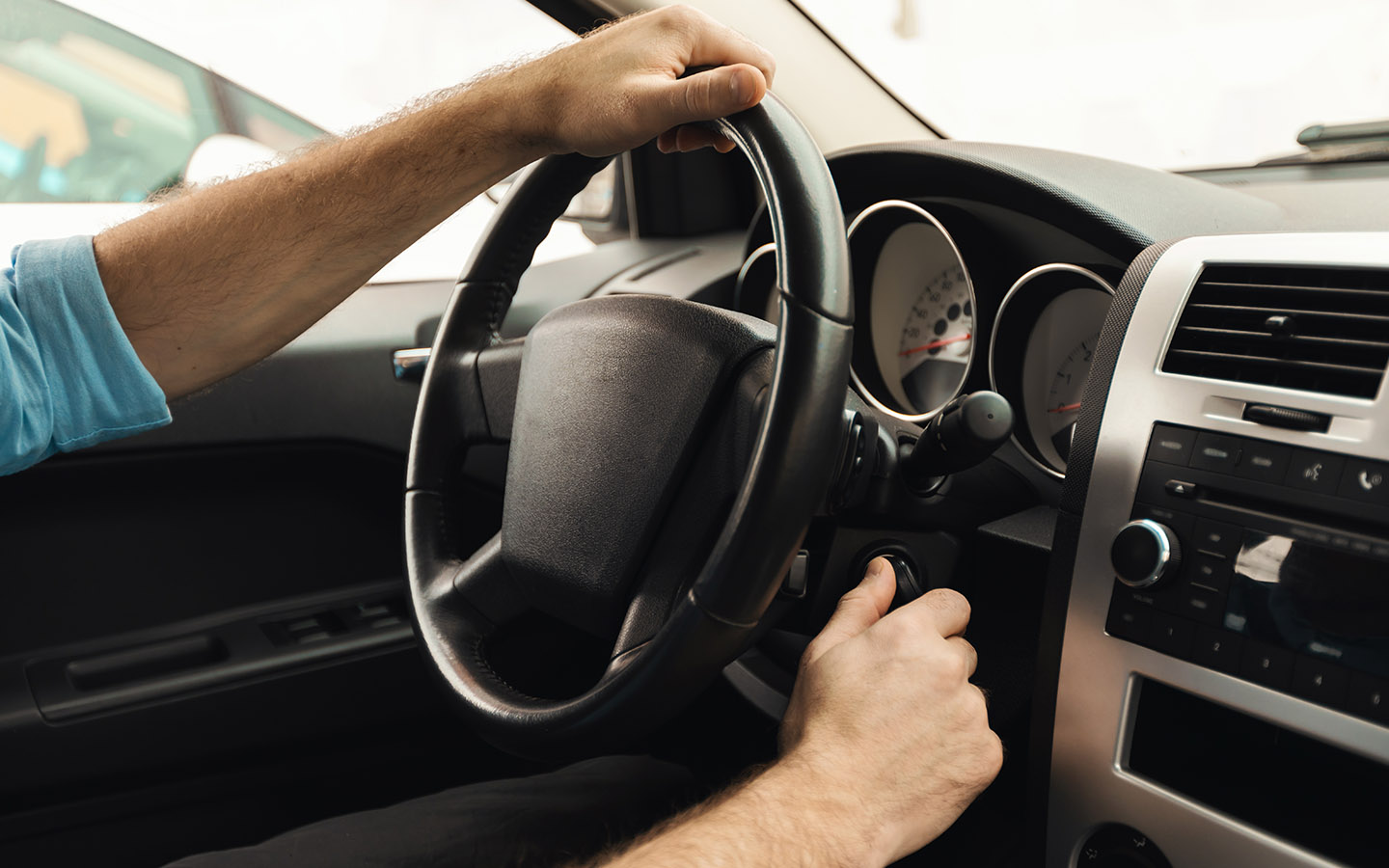 Ohjauspyörän tärinä autossa – näin ratkaiset ongelman nopeasti