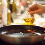 Paistinpannu kestää kolme kertaa pidempään – milloin öljy kannattaa kaataa pannuun tarkasti