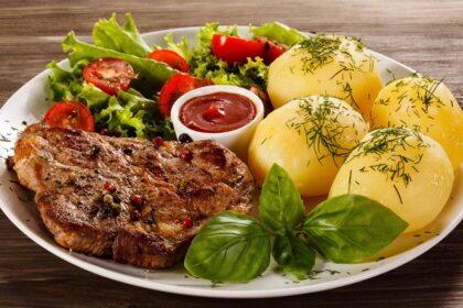 Herkullinen haudutettu peruna lihalla: Näitä ainesosia et saa unohtaa