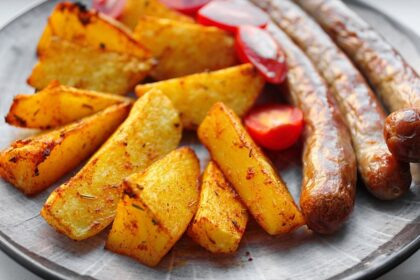 Perunat makkaralla ja tomaateilla juuston kera: Nopea ja herkullinen illallinen