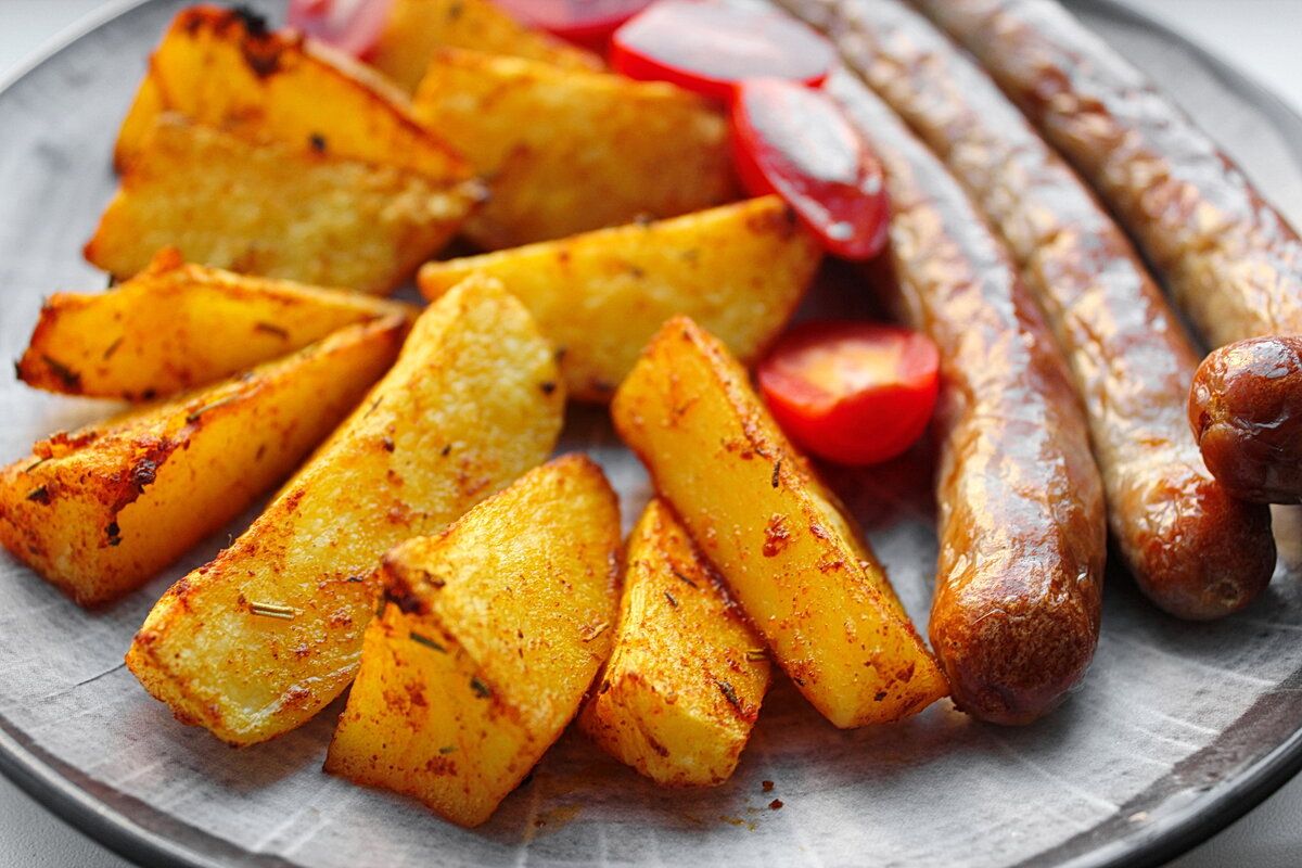 Perunat makkaralla ja tomaateilla juuston kera: Nopea ja herkullinen illallinen