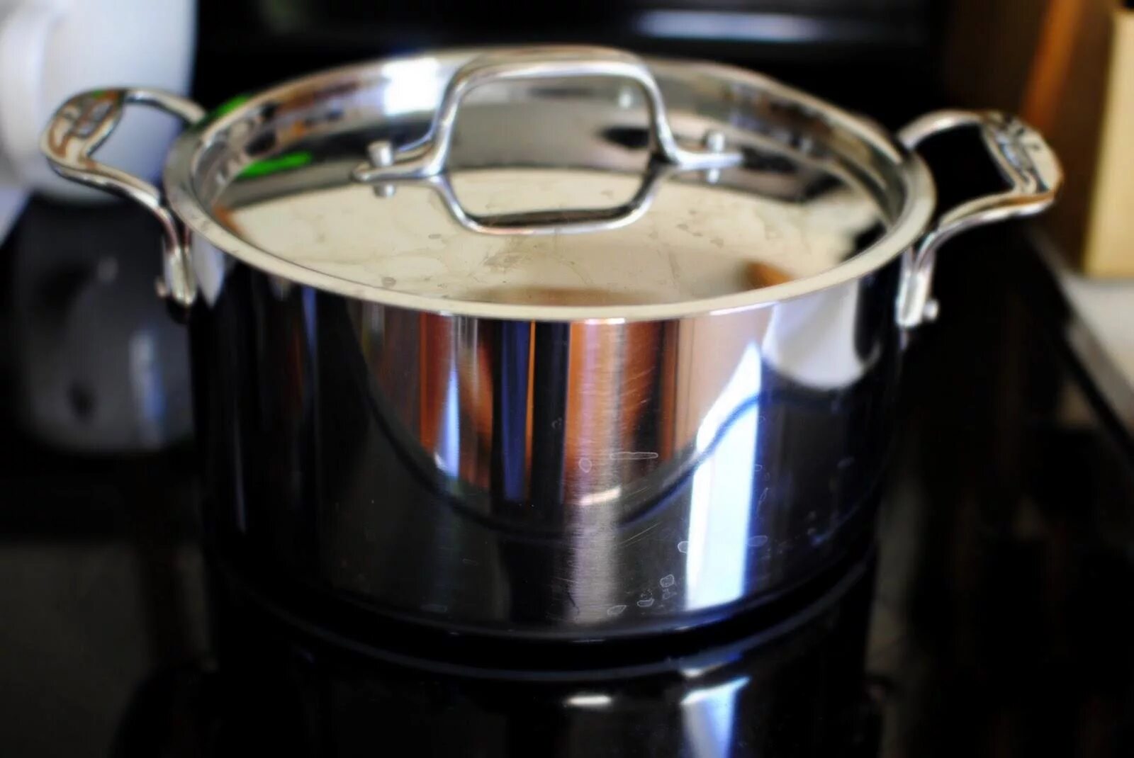 Kuinka poistaa naarmut ruostumattomasta teräksestä: Helppoja vinkkejä arkeen