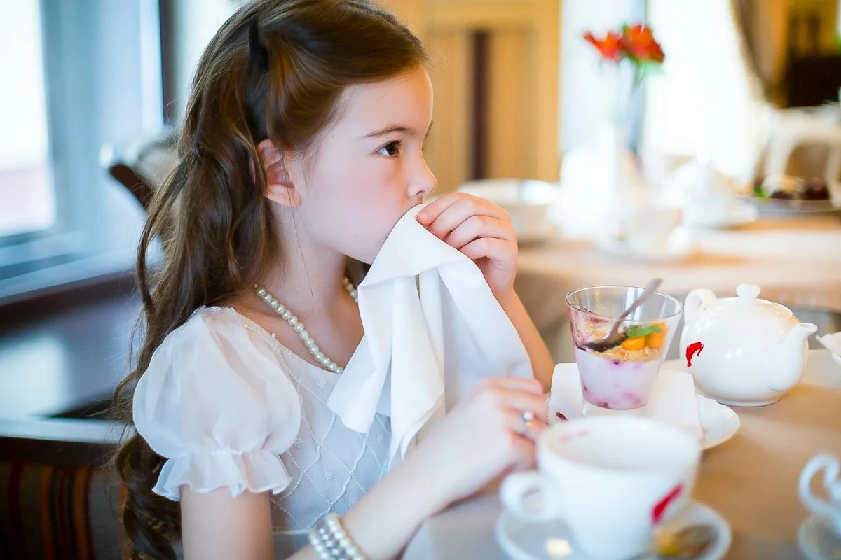 4 pöytätapojen sääntöä, jotka lapselle kannattaa opettaa ensimmäisinä