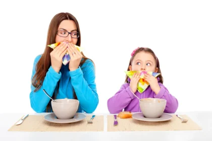 4 pöytätapojen sääntöä, jotka lapselle kannattaa opettaa ensimmäisinä