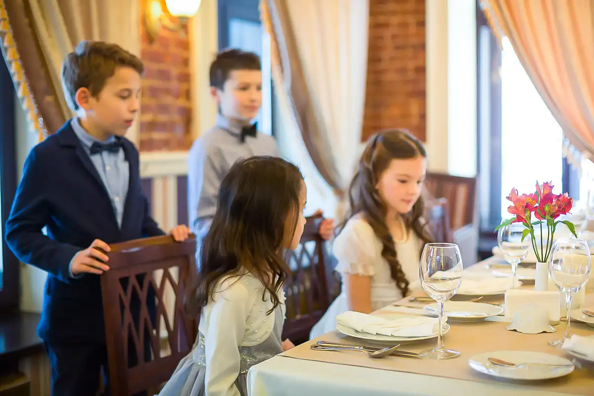 4 pöytätapojen sääntöä, jotka lapselle kannattaa opettaa ensimmäisinä