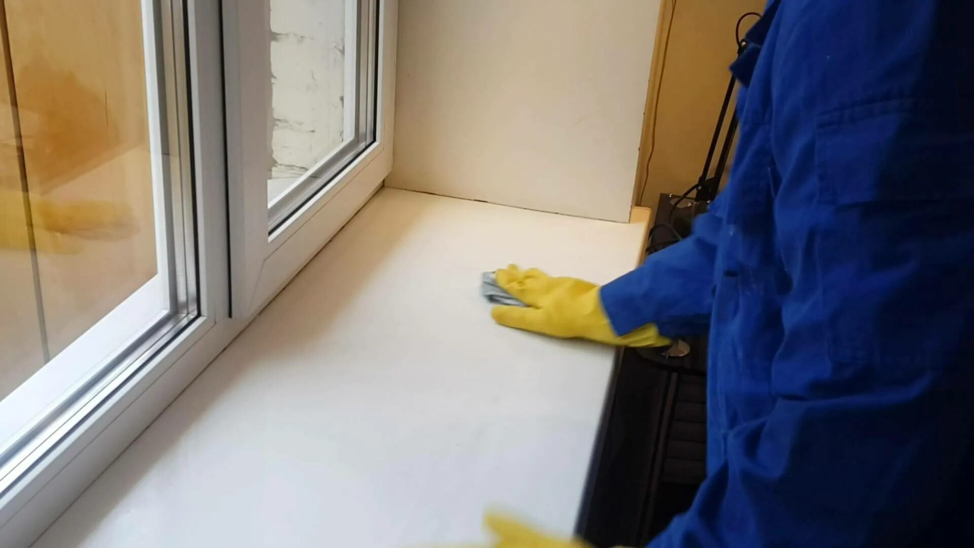 Kuinka puhdistaa ikkunalauta keltaisista tahroista ja kukkaruukkujen jäljistä