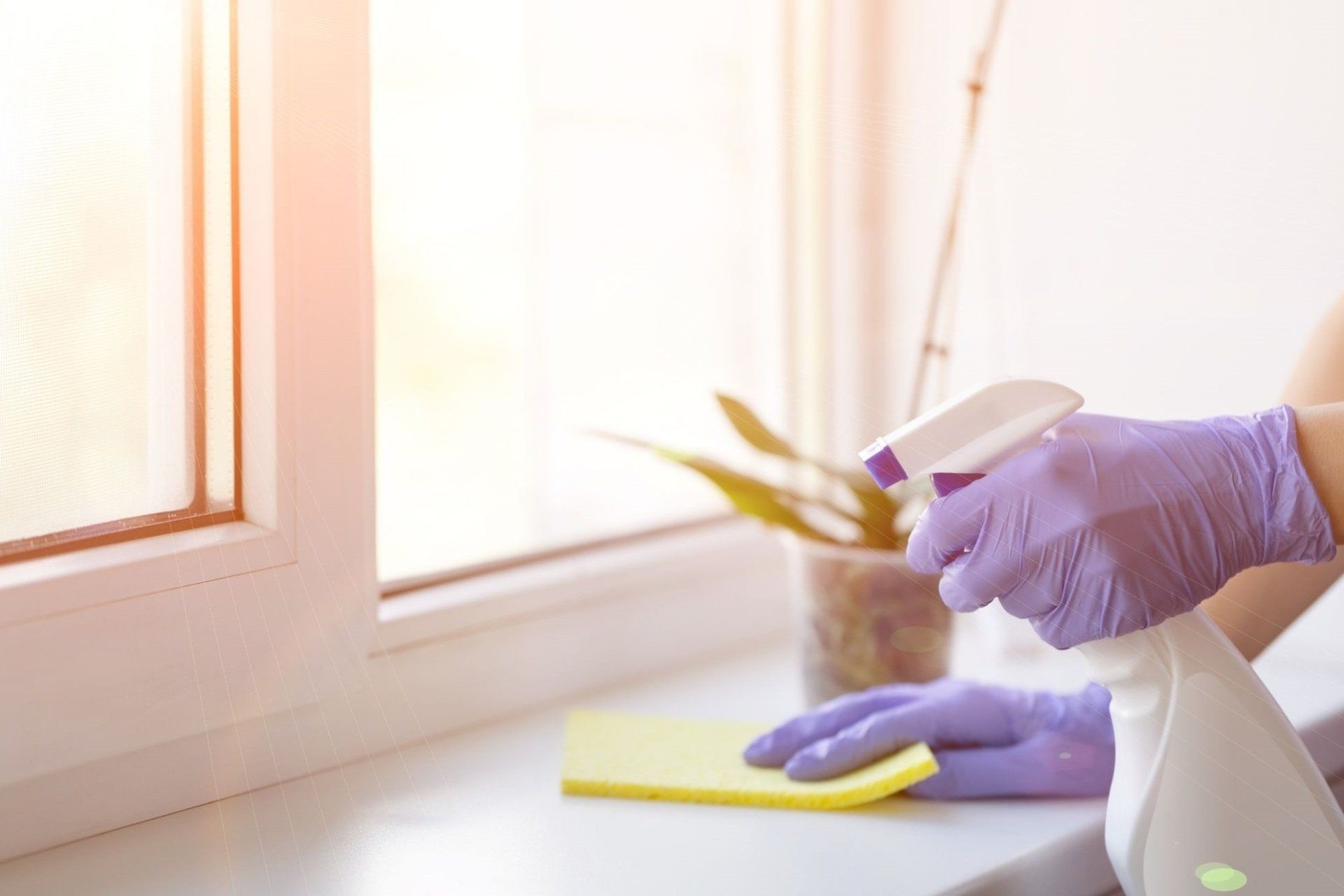 Kuinka puhdistaa ikkunalauta keltaisista tahroista ja kukkaruukkujen jäljistä