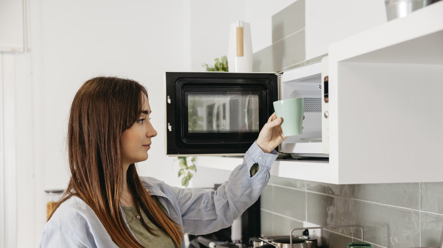 Kuinka puhdistaa mikroaalto rasvasta ja hajuista: Helppo ja nopea tapa