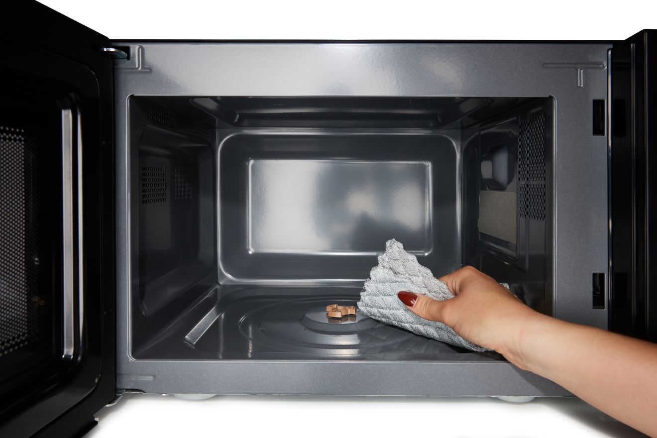 Kuinka puhdistaa mikroaalto rasvasta ja hajuista: Helppo ja nopea tapa